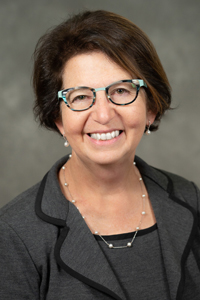 Lynn M Schnapp headshot